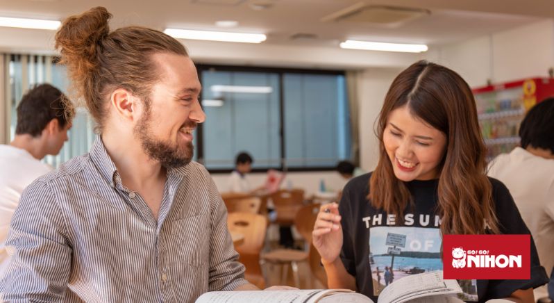 Estudiantes en la escuela charlando sobre un libro de texto abierto